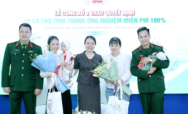Thạc sĩ Bác sĩ Lê Thị Thu Hiền - Giám đốc chuyên môn Bệnh viện Nam học và Hiếm muộn Hà Nội tặng quà 2 gia đình đã sinh con thành công nhờ các gói hỗ trợ 100% chi phí thực hiện IVF dành cho Quân nhân hiếm muộn năm 2021 và 20.jpg