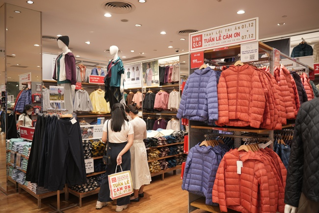 Nhiều khách hàng "đổ bộ" mua sắm tại cửa hàng UNIQLO trong Tuần Lễ Cảm Ơn - Ảnh 4. Nhiều khách hàng "đổ bộ" mua sắm tại cửa hàng UNIQLO trong Tuần Lễ Cảm Ơn - Ảnh 4.
