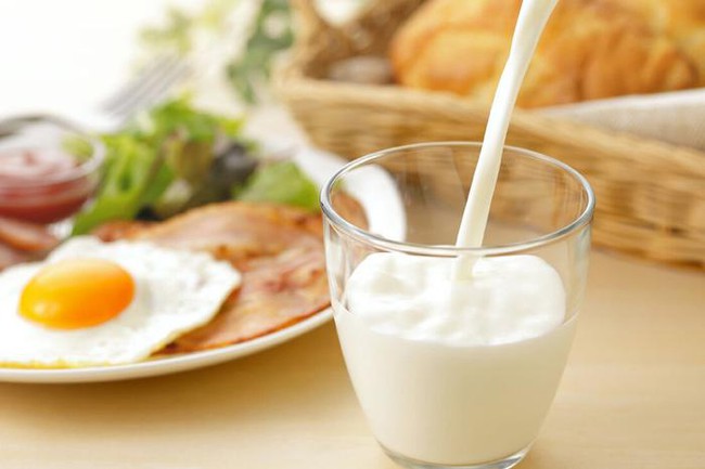 Sau 50 tuổi là giai đoạn quan trọng để &quot;bảo dưỡng xương&quot;, ghi nhớ 3 thời điểm tốt trong ngày để uống sữa, tăng cường canxi   - Ảnh 4.