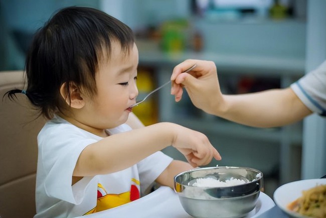 Khi nào nên cho trẻ ăn muối? - Ảnh 1. Khi nào nên cho trẻ ăn muối? - Ảnh 1.