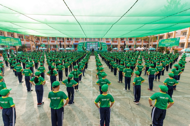 Kỷ lục Việt Nam: 11.032 học sinh cùng đồng diễn Bài thể dục giữa giờ - Ảnh 1. Kỷ lục Việt Nam: 11.032 học sinh cùng đồng diễn Bài thể dục giữa giờ - Ảnh 1.