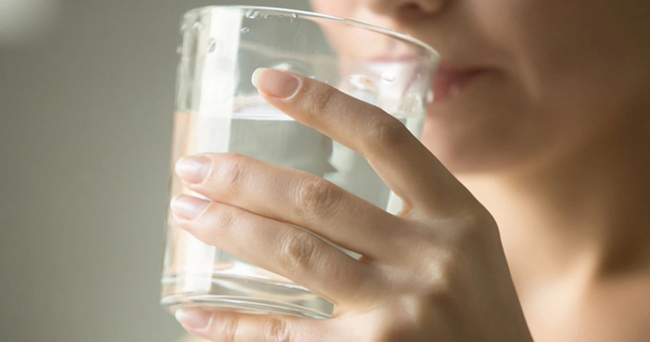 Uống nước ấm mỗi sáng là “tiên dược” cho sức khỏe, nhưng sẽ hóa “độc dược” nếu cứ uống theo 3 kiểu này - Ảnh 3.
