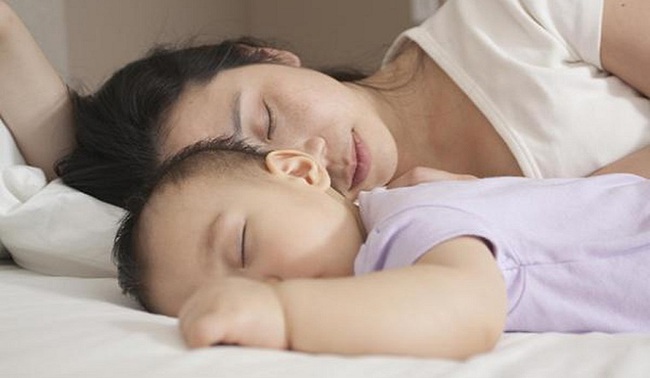 Trẻ ngủ cùng mẹ liệu có thông minh hơn? - Ảnh 2.