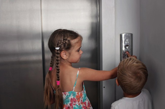 Mẹo an toàn sử dụng thang máy bố mẹ nên dạy con - Ảnh 1.