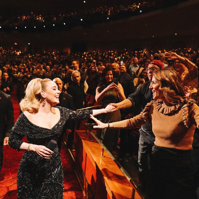 Adele diện chiếc váy &quot;pháo hoa&quot; của NTK Công Trí tại show diễn siêu sang - Ảnh 3.