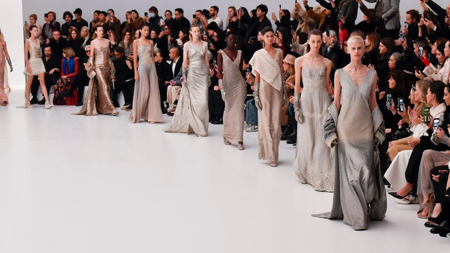 Haute Couture Fashion Week: 7 BST “mặn” và đáng xem hơn hẳn Chanel - Dior - Ảnh 9.