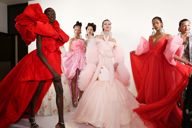 Haute Couture Fashion Week: 7 BST “mặn” và đáng xem hơn hẳn Chanel - Dior - Ảnh 5.
