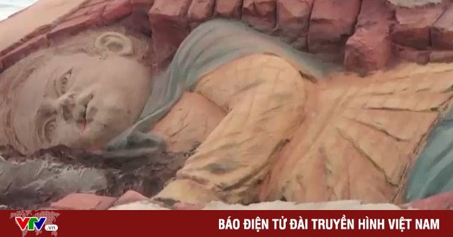 Nghệ sĩ Ấn Độ xây tượng cát tưởng niệm nạn nhân động đất - Ảnh 1.