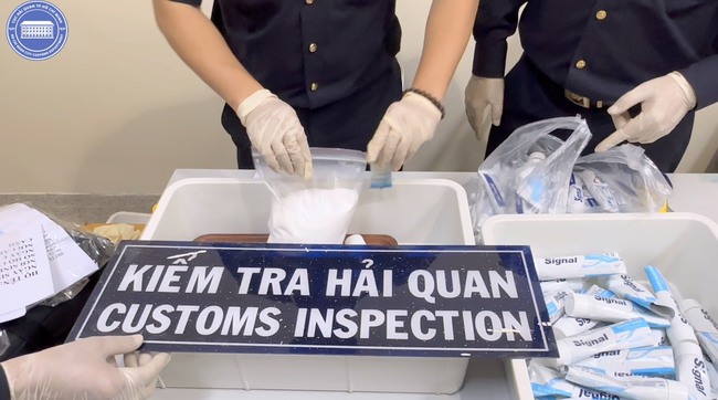 Vụ bắt 4 tiếp viên hàng không Vietnam Airlines: Có 11,4kg ma tuý giấu trong các tuýp kem đánh răng  - Ảnh 1.