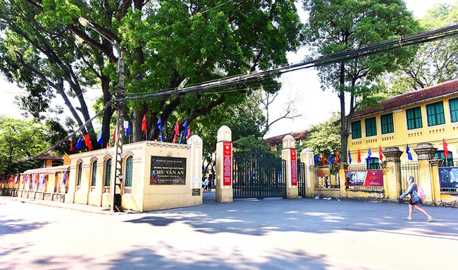 10 trường THPT công lập lấy điểm chuẩn RẤT CAO ở Hà Nội: Phụ huynh, học sinh cân nhắc kỹ trước khi đăng ký thi - Ảnh 1.