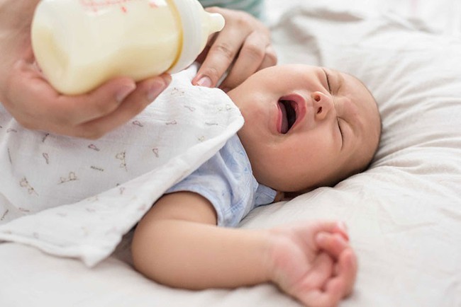 Cách xử lý sặc sữa thế nào tránh nguy hiểm cho trẻ? - Ảnh 1.