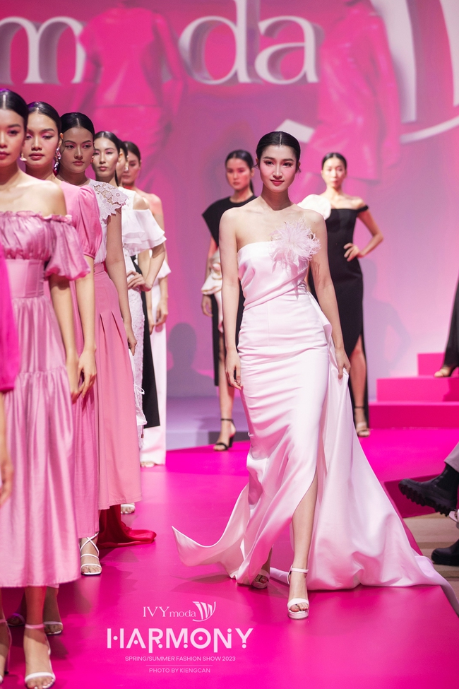 Á hậu Phương Nhi là gương mặt đồng hành trong BST xuân hè 2023 của thương hiệu thời trang IVY Moda - Ảnh 9.