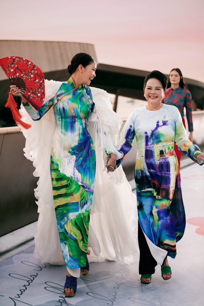 Hoa hậu Ngọc Châu catwalk cùng mẹ trong bộ áo dài cách tân - Ảnh 5.