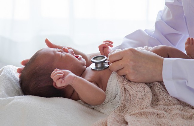 Cúm ở trẻ sơ sinh: Dễ nhầm với triệu chứng cảm lạnh - Ảnh 1.
