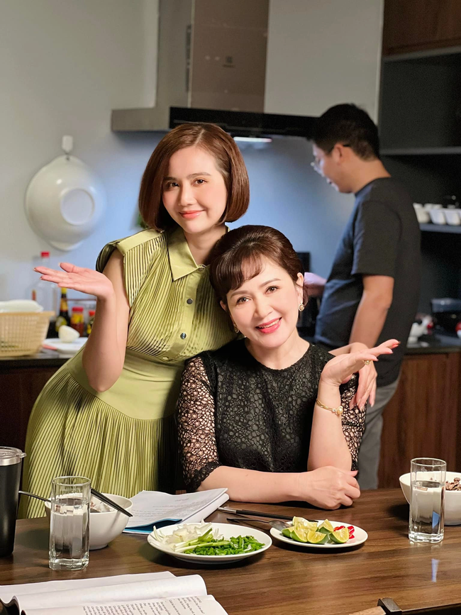 Quỳnh Lương - Huyền Lizzie: Hai nữ chính mặc đẹp nhất phim VTV đụng hàng một mẫu váy xiết eo - Ảnh 3.
