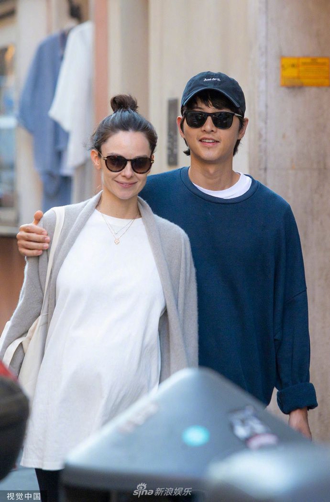 Song Joong Ki đưa vợ bầu đi dạo phố, ảnh đẹp như chụp họa báo - Ảnh 5.
