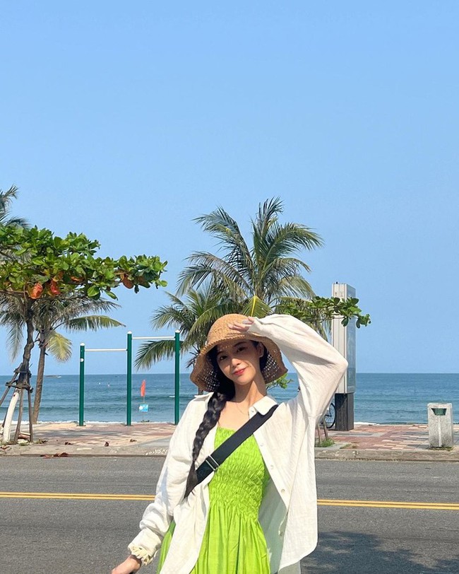 Nữ diễn viên Hàn Quốc khiến fan thích thú khi diện áo dài check in ở Việt Nam - Ảnh 2.
