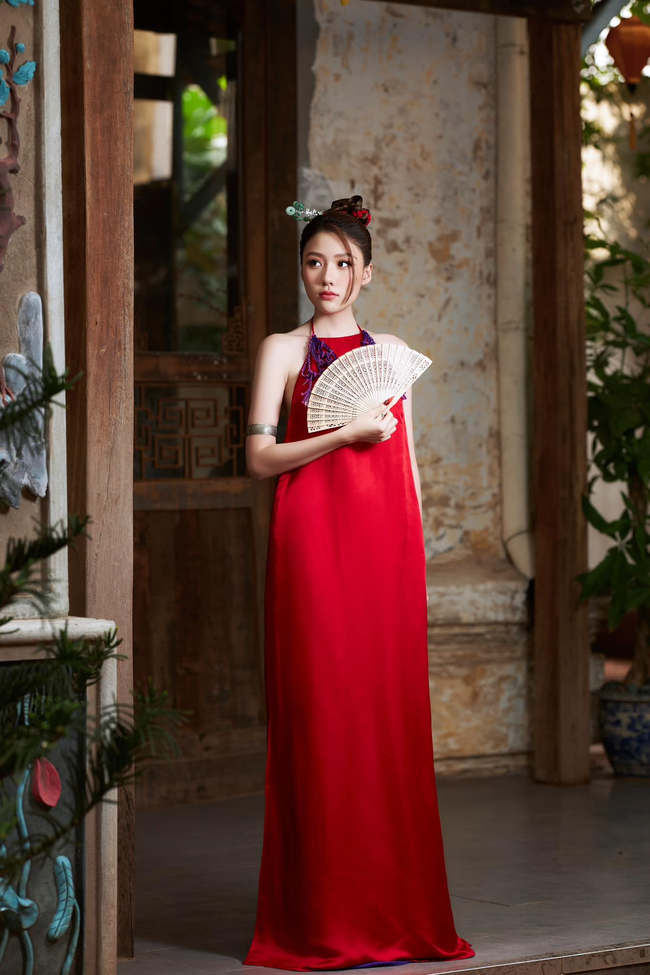 "Gái út nhà bà Nữ" giảm 12kg, diện áo yếm lần át cả Á hậu Phương Nhi khi đụng hàng - Ảnh 5. "Gái út nhà bà Nữ" giảm 12kg, diện áo yếm lần át cả Á hậu Phương Nhi khi đụng hàng - Ảnh 5.