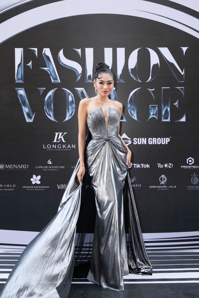 Fashion Voyage ngày 1: Khả Ngân chơi lớn với tóc tết hai bên, chặt chém ác liệt không thua dàn Bông hậu - Ảnh 2.