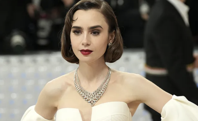 Nhẫn đính hôn kim cương của Lilly Collins bị mất cắp - Ảnh 1.