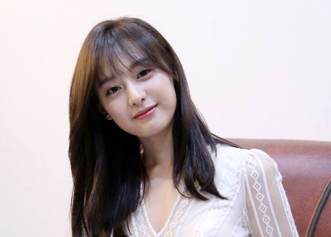 Kim Ji Won &quot;Hậu duệ mặt trời&quot; bôi kem chống nắng kiểu này bảo sao da luôn căng bóng, không một vết lão hóa - Ảnh 2.