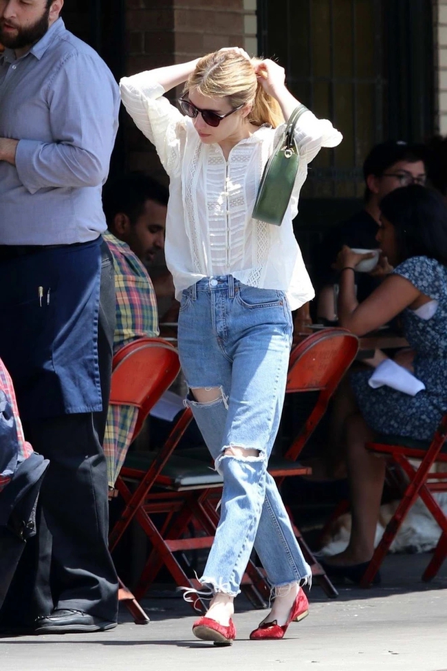 Emma Roberts gợi ý loạt cách diện áo sơ mi/blouse siêu trẻ trung, tôn dáng - Ảnh 10.