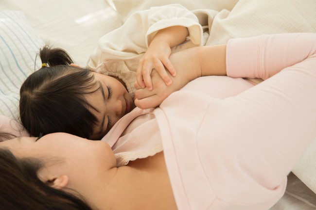 Nếu trẻ không ngủ cùng mẹ trước 3 tuổi, đừng hối hận khi tình cảm mẹ con ngày càng xa cách - Ảnh 3.