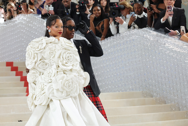 Met Gala 2023: Song Hye Kyo xinh nhạt, Kim Kardashian "cân team" cả nhà, Rihanna ung dung đi muộn 4 tiếng - Ảnh 4. Met Gala 2023: Song Hye Kyo xinh nhạt, Kim Kardashian "cân team" cả nhà, Rihanna ung dung đi muộn 4 tiếng - Ảnh 4.