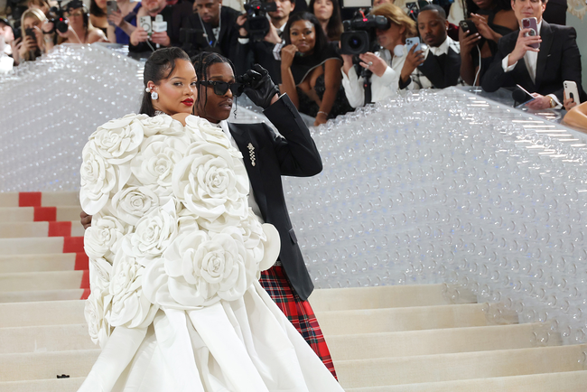 Met Gala 2023: Song Hye Kyo xinh  nhạt, Kim Kardashian &quot;cân team&quot; cả nhà, Rihanna ung dung đi muộn 4 tiếng - Ảnh 4.