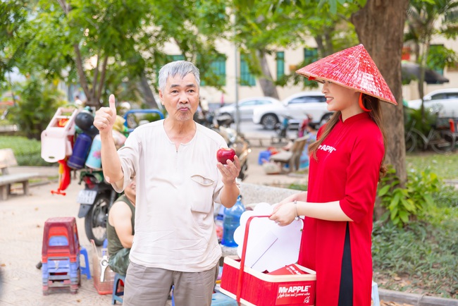 Đoàn xích lô của thương hiệu táo Mr Apple thu hút sự chú ý của người dân thủ đô - Ảnh 4.