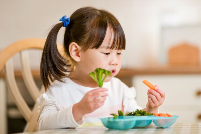 4 loại rau này không nên cho trẻ ăn nhiều vì có thể gây kích ứng hoặc khó chịu đường tiêu hóa - Ảnh 1.