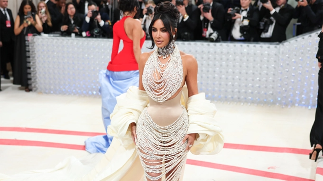 Kim Kardashian tại Met Gala 2023: Bộ đầm hơn 1000 giờ làm,  - Ảnh 1.
