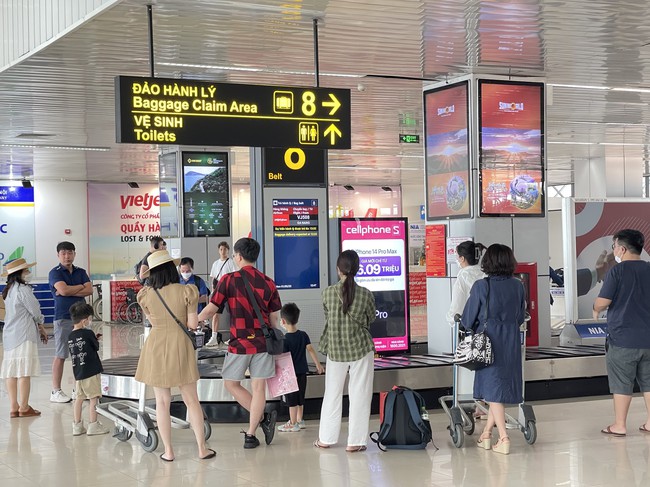 Kho hành lý thất lạc đầy ắp ở sân bay Nội Bài, cách nào để hành khách tìm lại nhanh nhất? - Ảnh 2.