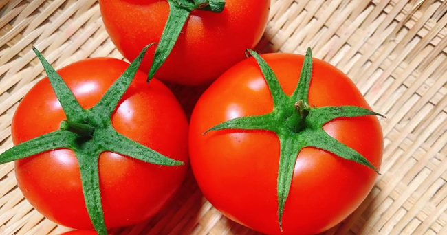 Khi mua cà chua, nên chọn loại núm có 5 cánh hay 6 cánh? Đây là cách chọn mua cà chua cực chuẩn giúp làm nước ép dưỡng trắng da mùa nắng nóng - Ảnh 3.