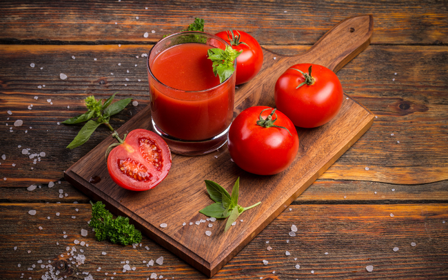 Khi mua cà chua, nên chọn loại núm có 5 cánh hay 6 cánh? Đây là cách chọn mua cà chua cực chuẩn giúp làm nước ép dưỡng trắng da mùa nắng nóng - Ảnh 7.