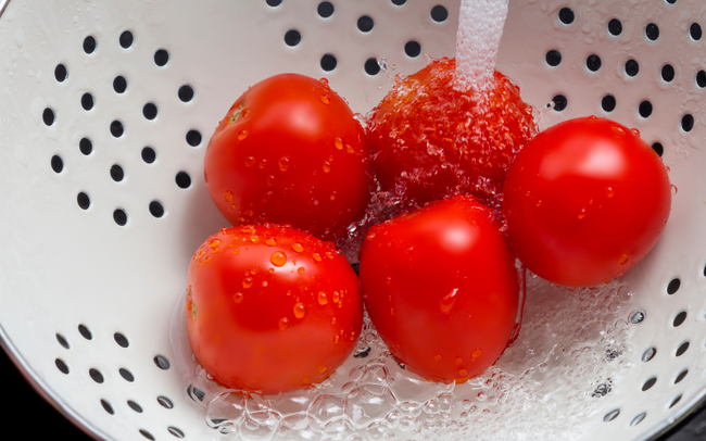 Khi mua cà chua, nên chọn loại núm có 5 cánh hay 6 cánh? Đây là cách chọn mua cà chua cực chuẩn giúp làm nước ép dưỡng trắng da mùa nắng nóng - Ảnh 8.