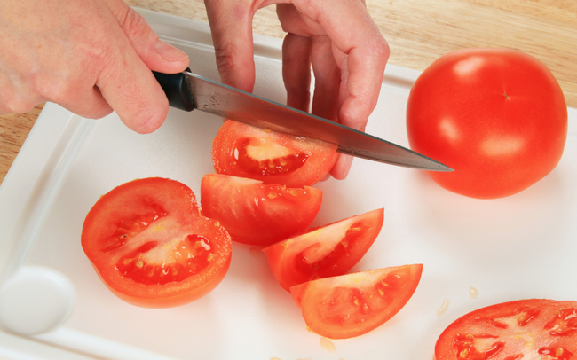 Khi mua cà chua, nên chọn loại núm có 5 cánh hay 6 cánh? Đây là cách chọn mua cà chua cực chuẩn giúp làm nước ép dưỡng trắng da mùa nắng nóng - Ảnh 9.