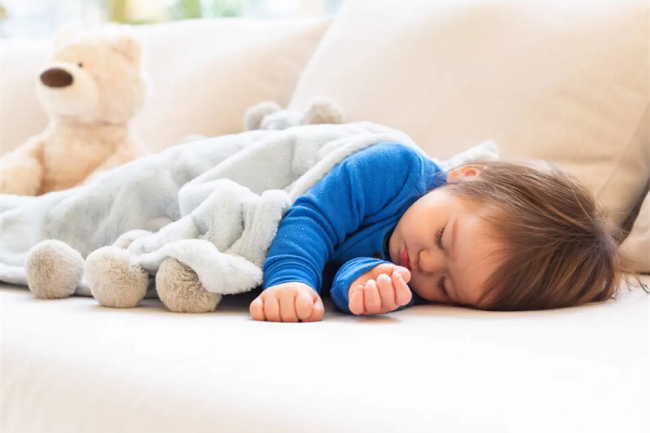 Ép con ngủ trưa có thực sự giúp con cao lớn: Cha mẹ nên biết những sự thật này - Ảnh 2.