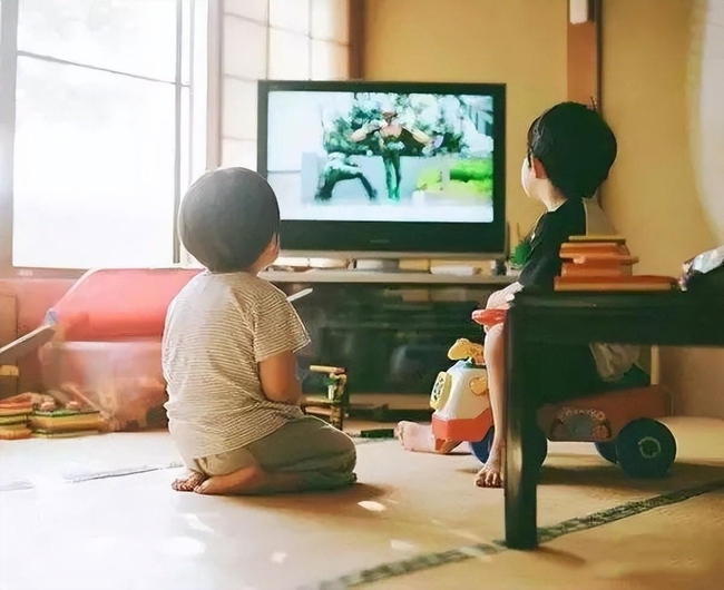 Bé 3 tuổi có được xem TV không? Chuyên gia tại Đại học Yale tiết lộ câu trả lời - Ảnh 2.