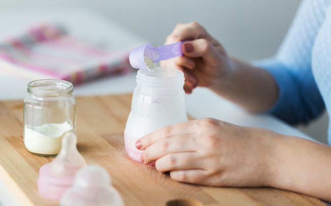 7 sai lầm khi pha sữa bột làm mất chất dinh dưỡng, gây hại cho trẻ - Ảnh 2.