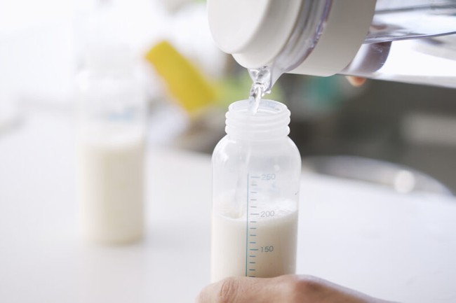 7 sai lầm khi pha sữa bột làm mất chất dinh dưỡng, gây hại cho trẻ - Ảnh 1.