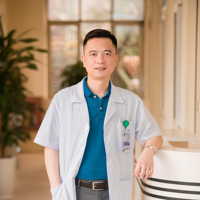 Bác sĩ quân y điển trai với niềm đam mê vừa phẫu thuật khối u vừa làm tạo hình thẩm mỹ - Ảnh 1. Bác sĩ quân y điển trai với niềm đam mê vừa phẫu thuật khối u vừa làm tạo hình thẩm mỹ - Ảnh 1.