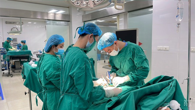 Bác sĩ quân y điển trai với niềm đam mê vừa phẫu thuật khối u vừa làm tạo hình thẩm mỹ - Ảnh 2. Bác sĩ quân y điển trai với niềm đam mê vừa phẫu thuật khối u vừa làm tạo hình thẩm mỹ - Ảnh 2.