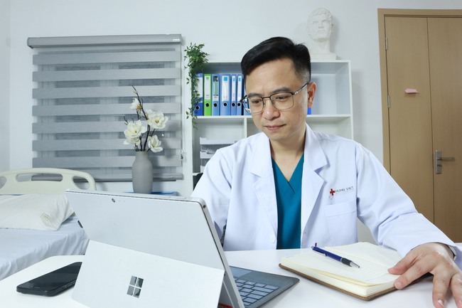 Bác sĩ quân y điển trai với niềm đam mê vừa phẫu thuật khối u vừa làm tạo hình thẩm mỹ - Ảnh 3. Bác sĩ quân y điển trai với niềm đam mê vừa phẫu thuật khối u vừa làm tạo hình thẩm mỹ - Ảnh 3.