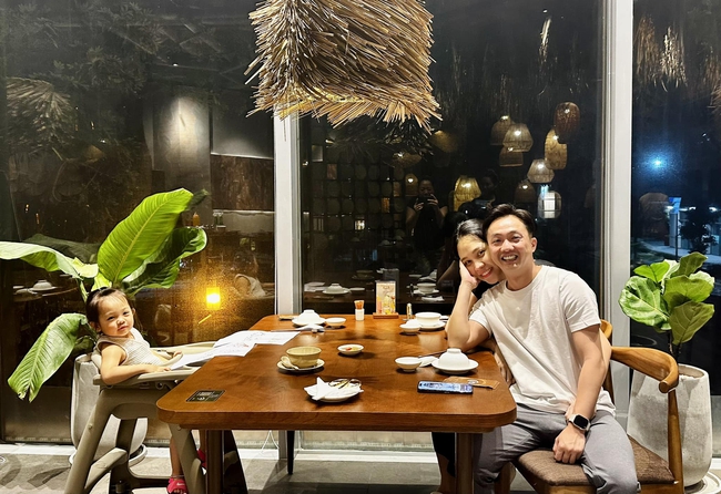 'Mẹ bỉm' Đàm Thu Trang tranh thủ hẹn hò ông xã Cường Đô la giữa lúc bận bịu chăm con trai - Ảnh 1. 'Mẹ bỉm' Đàm Thu Trang tranh thủ hẹn hò ông xã Cường Đô la giữa lúc bận bịu chăm con trai - Ảnh 1.