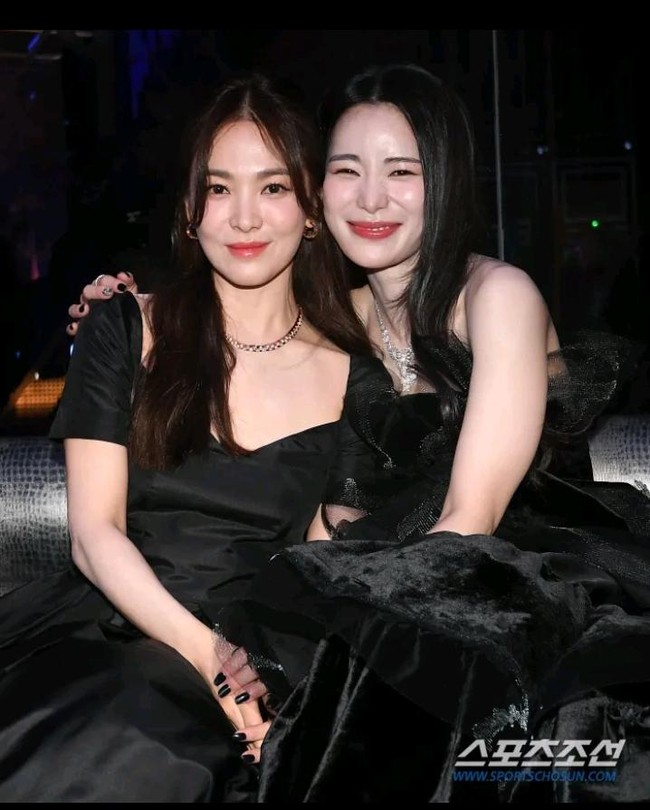 Bộ đôi chị em Song Hye Kyo và Lim Ji Yeon thân thiết tại Lễ trao giải Rồng Xanh - Ảnh 1.