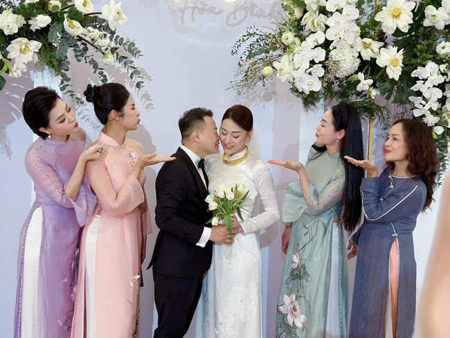 Bóc giá áo dài ăn hỏi của Phương Oanh: Diện 2 thiết kế trị giá hơn 10 triệu, tinh tế nhất là cách chọn giày của cô dâu - Ảnh 8. Bóc giá áo dài ăn hỏi của Phương Oanh: Diện 2 thiết kế trị giá hơn 10 triệu, tinh tế nhất là cách chọn giày của cô dâu - Ảnh 8.