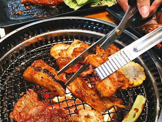 Ăn nhiều đồ nướng tiềm ẩn nguy cơ ung thư: 5 c&aacute;ch gi&uacute;p m&oacute;n nướng vừa ngon vừa l&agrave;nh mạnh hơn - Ảnh 1.
