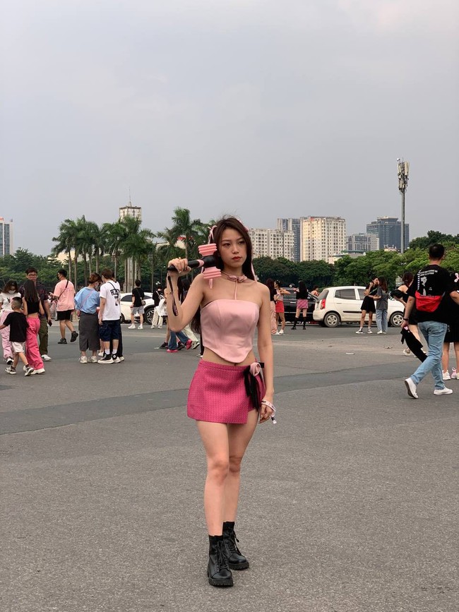 Loạt trang phục ấn tượng của khán giả dự concert BLACKPINK ngày 1 - Ảnh 3. Loạt trang phục ấn tượng của khán giả dự concert BLACKPINK ngày 1 - Ảnh 3.