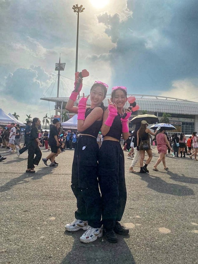 Loạt trang phục ấn tượng của khán giả dự concert BLACKPINK ngày 1 - Ảnh 4. Loạt trang phục ấn tượng của khán giả dự concert BLACKPINK ngày 1 - Ảnh 4.